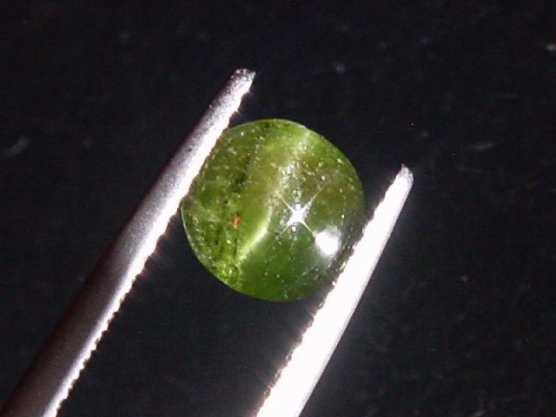 Kornerupin Katzenauge 1,34 Ct. Rund Cabochon Sri Lanka