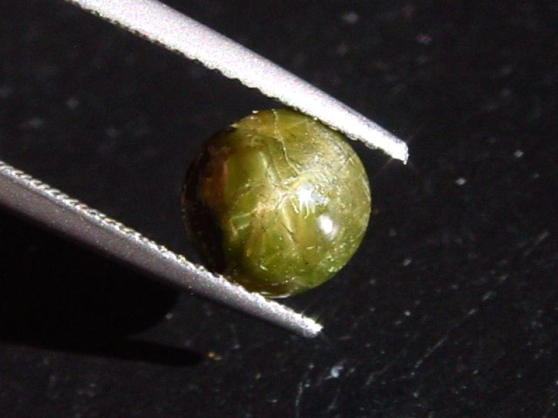 Sternkornerupin / Kornerupin mit Sterneffekt 2,54 Ct. Cabochon Sri Lanka