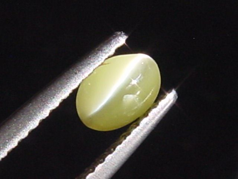 Chrysoberyll Katzenauge 0,82 Ct. Oval Cabochon B-Qualität