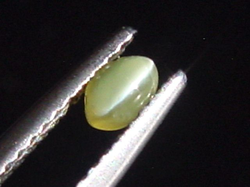 Chrysoberyll Katzenauge 0,47 Ct. Oval Cabochon B-Qualität