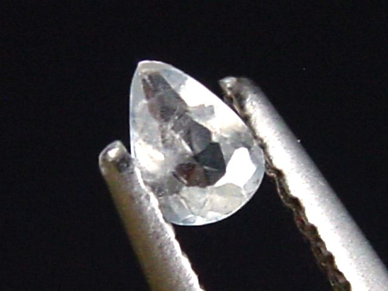 Benitoit farblos 0,17 Ct. Tropfen geschliffen - San Benito Co., Kalifornien, USA