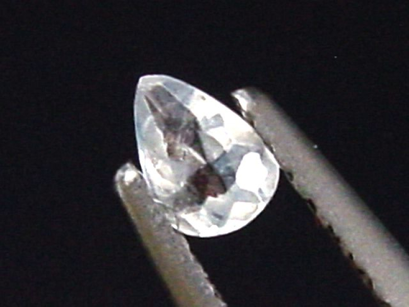 Benitoit farblos 0,17 Ct. Tropfen geschliffen - San Benito Co., Kalifornien, USA