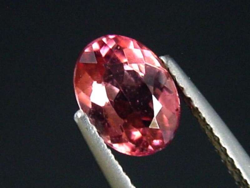 Rubellit / roter Turmalin 1,26 Ct. Oval 8 x 6 mm Brasilien