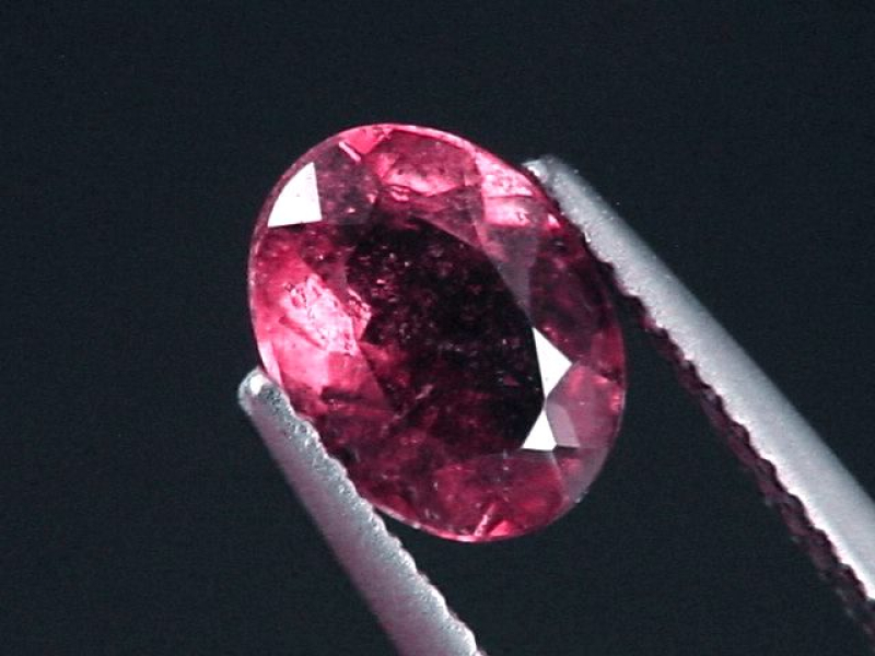 Rubellit / roter Turmalin 1,16 Ct. Oval 8 x 6 mm Brasilien