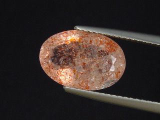 Quartz with Hematite 4,61 Ct. natural confetti inclusions