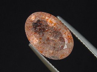 Quartz with Hematite 4,61 Ct. natural confetti inclusions