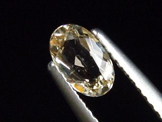Danburit 0,50 Ct. Oval - Sahatany valley, Madag.