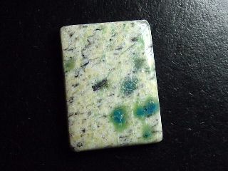 K2 / Azurit in Granit 39,18 Carat Rechteck Cabochon