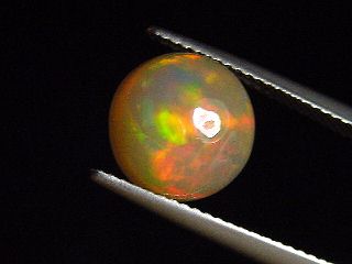 Opal / Edelopal 3,36 Ct. feines Farbenspiel - Rund Cabochon