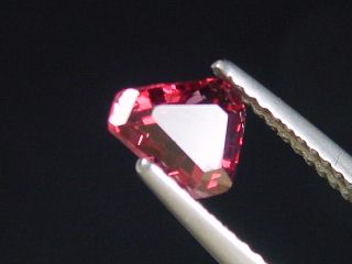 Rhodolit Granat 1,12 Ct. Sammlerschliff 6,5 x 5,5 mm Sri Lanka