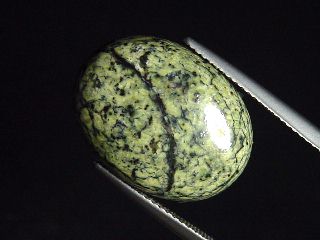 Nephrite Jade in Serpentinite 12,61 Ct. cabochon Canada