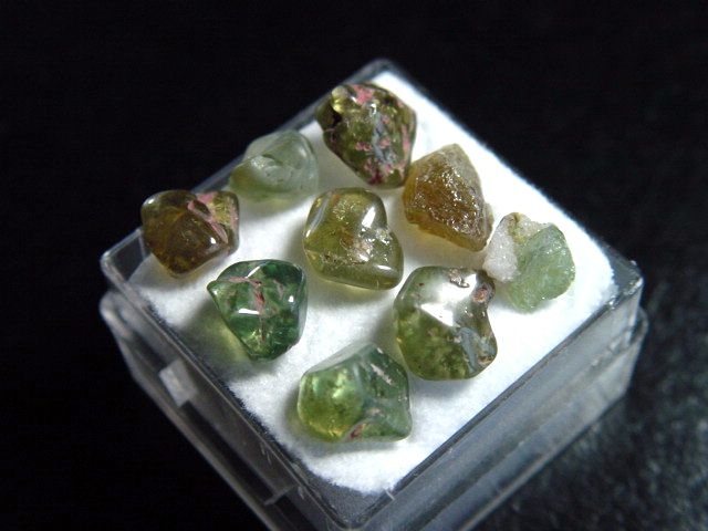Demantoid Granat Lot in Box - Erongo, Namibia