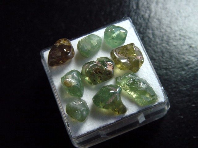 Demantoid Granat Lot in Box - Erongo, Namibia