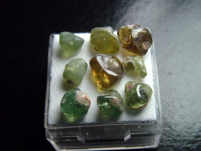 Demantoid Granat Lot in Box - Erongo, Namibia