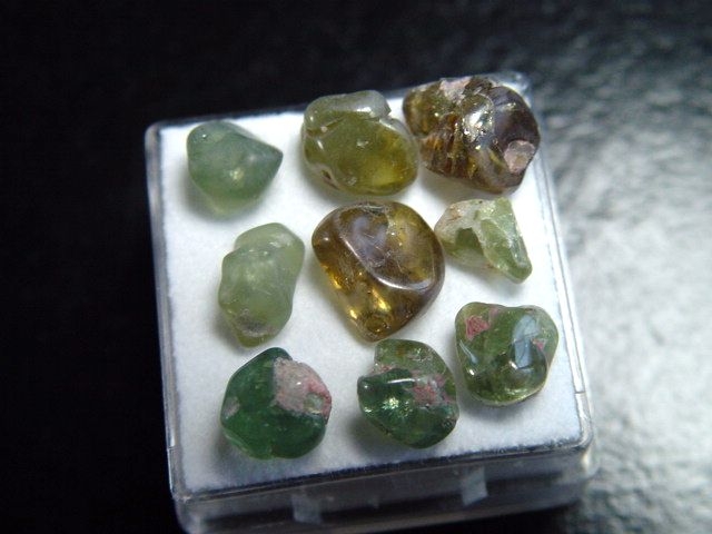 Demantoid Granat Lot in Box - Erongo, Namibia