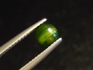 Diopsid Katzenauge 0,70 Ct. grün Rund Cabochon - Merelani, Tansania