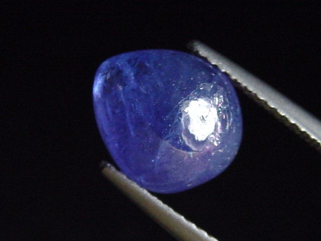 Tansanit 4,08 Ct. violett 10 x 9 mm Tropfen Cabochon