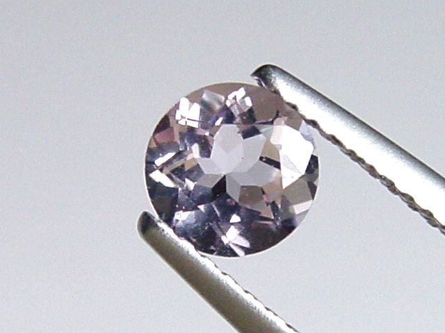 Petschite / violet Skapolite 0,57 Ct. round Tanzania