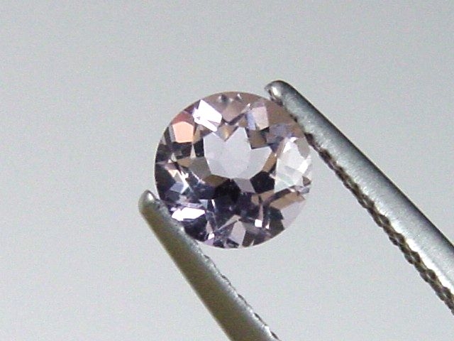 Petschite / violet Skapolite 0,57 Ct. round Tanzania