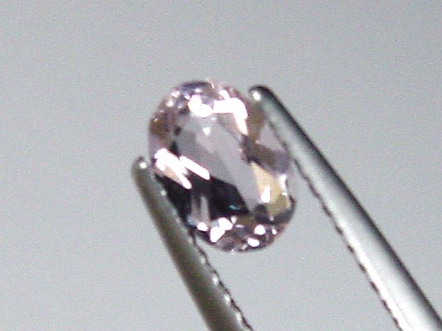 Petschite / violet Skapolite 0,63 Ct. oval Tanzania