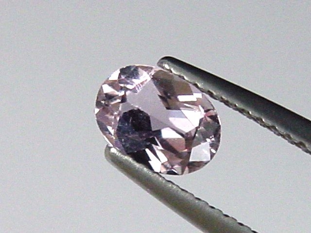 Petschite / violet Skapolite 0,61 Ct. oval Tanzania