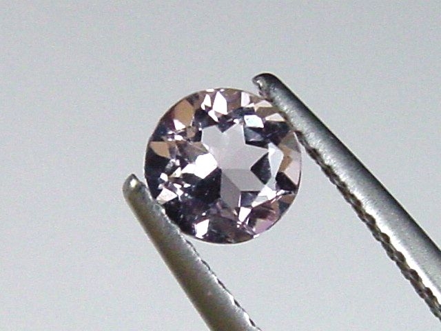 Petschite / violet Skapolite 0,59 Ct. round Tanzania