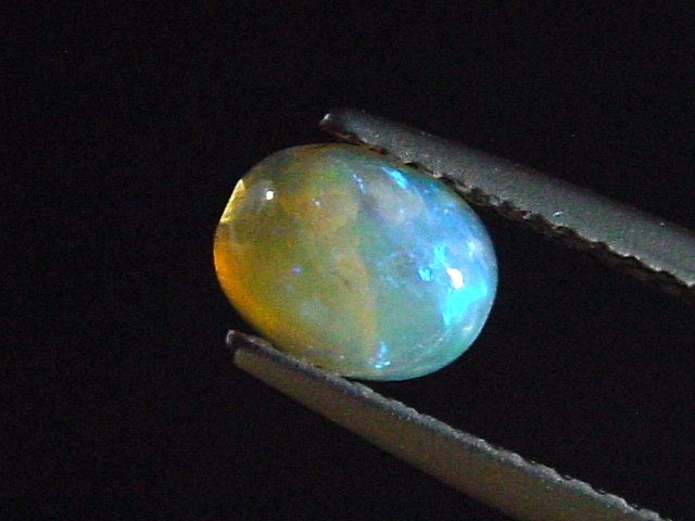 Opal / Edelopal 0,64 Ct. Oval Cabochon 6,5 x 5 mm Australien