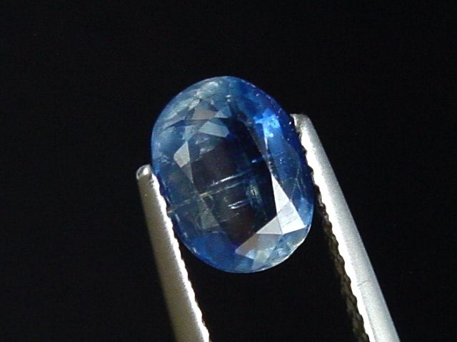 Kyanit / Disthen 1,80 Ct. zweifarbig Oval