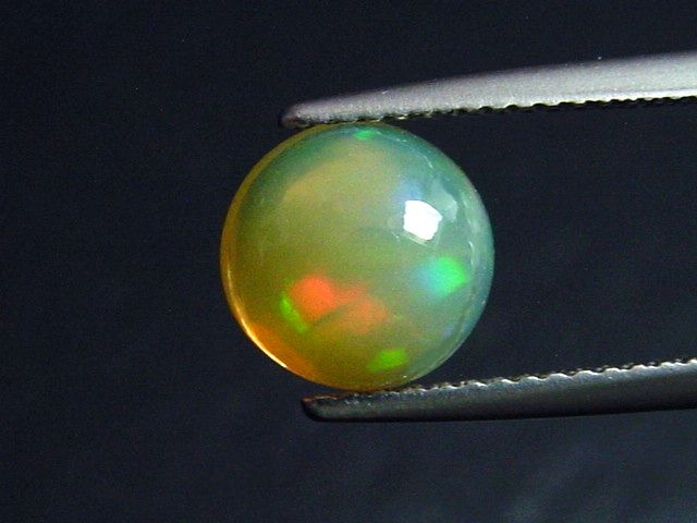 Opal / Edelopal 1,95 Ct. buntes Farbenspiel - Rund Cabochon